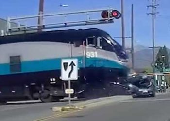 열차 오는데 돌진한 SUV, 메트로링크와 충돌(영상)