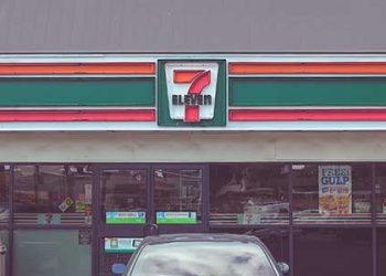 세븐일레븐 무장 강도 ATM 통째 뜯어 달아나