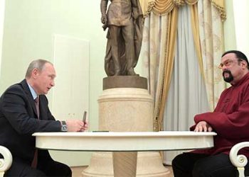 ‘친러’ 배우 스티븐 시걸, 푸틴 훈장 받는다