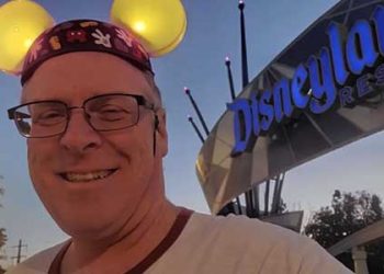 디즈니랜드 2995일 연속 방문한 남성