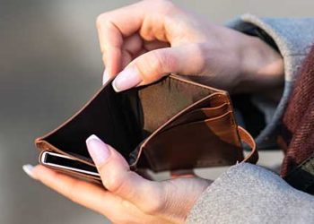 미국인들 지갑 작년 보다 더 얇아졌다.