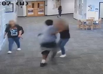 수업 중 게임기 압수 당하자 여교사 무차별 폭행(영상)