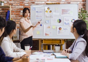 아시아계 여성임금, 백인보다 높아…퓨리서치 조사