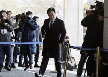 이재명 첫 재판 시작…개딸들 중앙지법 총동원령