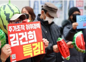 도 넘은 개딸들, 이재명 출석날 수박깨기 “찬성 곧 반란”