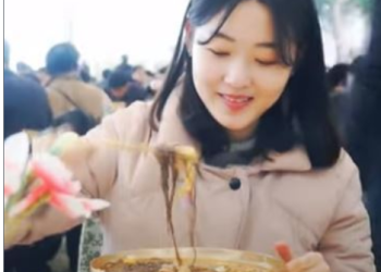 북한유튜버 유미, 평양 옥류관서 ‘평양냉면’ 먹방