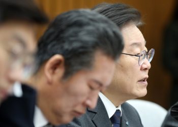 민주당원들 이재명 사퇴, 출당요구 확산…비명계도 압박