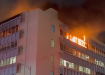 LA카운티 소셜서비스국 큰 화재..지붕 무너져(영상)