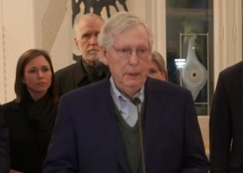 매코널 공화 상원 원내대표, 낙상으로 뇌진탕 입원