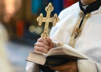 동성애 사제 찾아 내려고 400만달러 데이타 구매