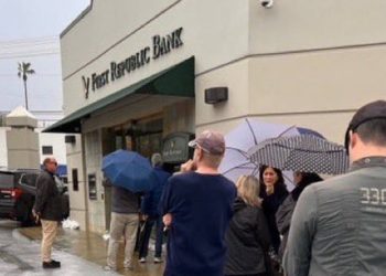 SVB 여파 확산, 퍼스트리퍼블릭은행 뱅크런 사태…예금인출 인파