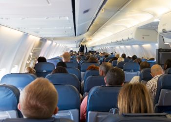 “좌석 바꿔라” 외팔 여성에 강요한 항공사, 결국 사과