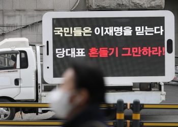 개딸들 비명계 지역 사무실서 ‘트럭 시위’까지