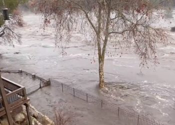 캘리포니아 3개월새 겨울 폭풍 11개 연속타..30만가구 정전(영상)