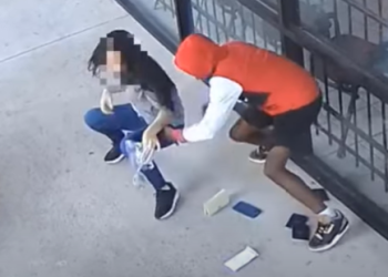 강도에게 내팽개처진 아시아계 여성 하반신 마비(영상)