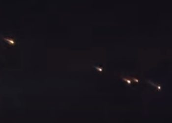 캘리포니아 밤하늘 정체불명 ‘섬광 행렬'(영상)