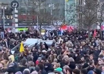 프랑스 총리 불신임안 표결…마크롱 ‘의회 패싱’에 하원 맞불(영상)