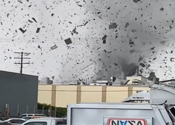 LA에 토네이도 발생..지붕 날아가고, 나무 쓰러지고(영상)