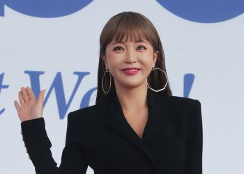 “저는 완벽한 솔로입니다”  홍진영, 불륜 가짜뉴스 반박