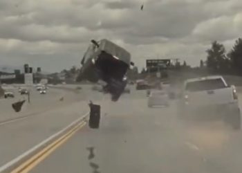 118번 프리웨이서 기아 소울 공중제비..타이어 충돌 (영상)