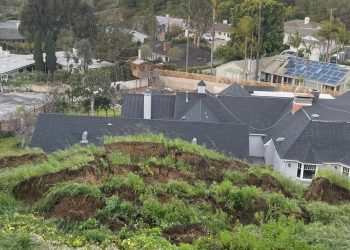 퍼시픽 펠리세이드 주택가 언덕 무너져내려…주민들 대피