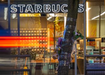 ‘백주대낮 참변’ 스타벅스서 ‘흡연자제’ 요청하던 아버지, 흉기 찔려 사망(영상)