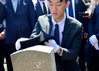 겉옷 벗어 5·18열사 비석 닦은 전두환 손자