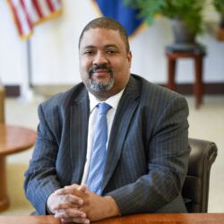 ‘트럼프 기소’ 브래그 검사장 “정치보복 공화당 주장 터무니없어”