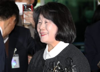 위안부 후원금 횡령 윤미향, 고개 들고 다시 활동