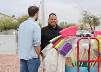 길거리 걸레 팔아 생계 시각장애인에 12만달러 성금