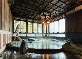 1년에 두 번 물교체’ 일본 온천 사장 숨진 채 발견