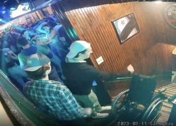 계단으로 휠체어 내팽개친 아이스하키 금수저(영상)