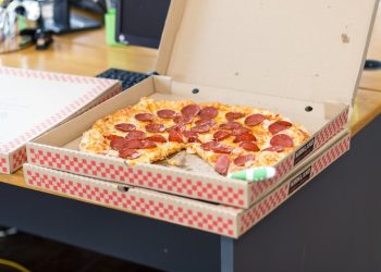 ‘피자 싸대기는 폭행 아냐’..피자로 여성 뺨 때리다 체포