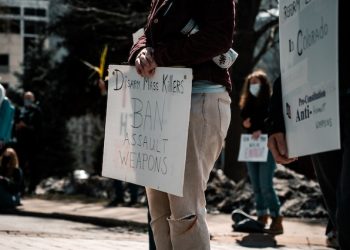속수무책 미국 총기난사 3월에만 38건, 57명 사망