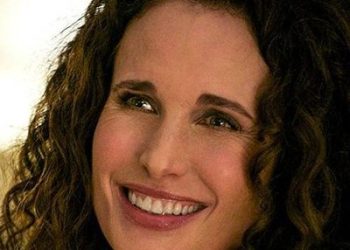 배우 앤디 맥도웰 “회색 머리 당당해…어려지길 원치 않아”