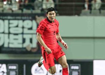 ‘소속팀 전념’ 발언한 김민재, ‘묵묵부답’ 이탈리아로 출국