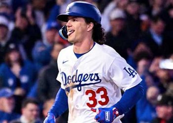 다저스 개막전 승리. 신인 아웃맨 개막 축포