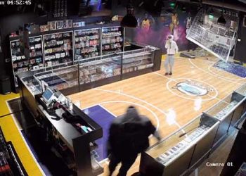 골동품 100만달러 어치 싹쓸이…트럭 돌진 침입