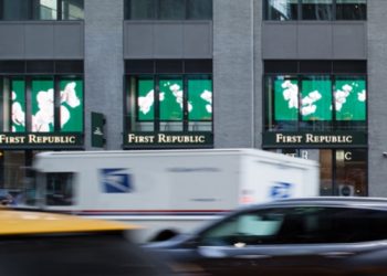 퍼스트리퍼블릭, 뱅크런 예금급감 주가 반토막…은행위기설 재점화