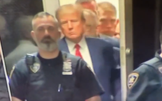 법원 출석 트럼프, 34개 혐의 전면 부인, 무죄 주장