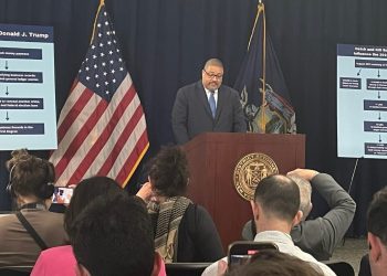 ‘미 대통령 첫 기소’ 트럼프, 법원출석 34개 혐의 모두 부인..건당 4년형 가능