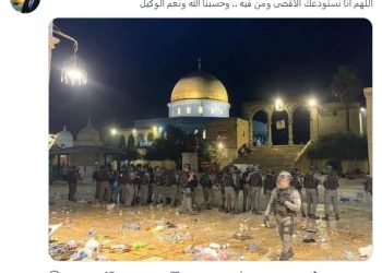 막나가는 이스라엘 경찰, 알아크사 사원 참배객들 공격