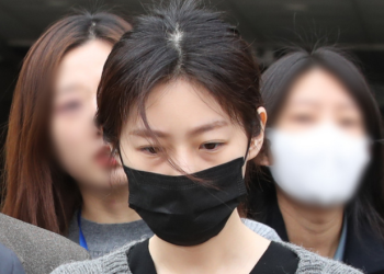 “생활고 호소 없었다” 김새론, 한달새 확 달라진 ‘법정패션’