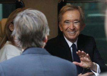 명품 소비의 힘…LVMH 회장, 불황에도 최고 부호 등극