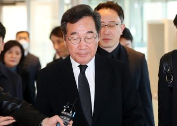 ‘장인상’ 이낙연 전 대표, 10개월만에 귀국..민주, 미묘한 기류