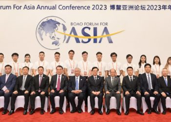 중국 포르노 배우, 경제포럼서 전문가 행세