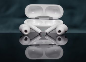 나도 모르게 ‘꿀꺽’…에어팟 끼고 잠들면 안 된다