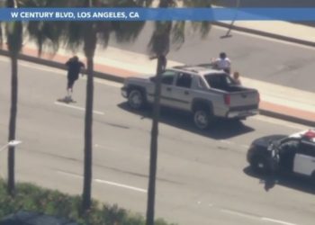 추격전 용의자가 창 밖으로 던진 가방엔 “오마이갓”