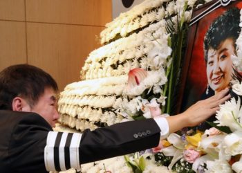 “떠날 때는 말없이 말없이 가오리다”