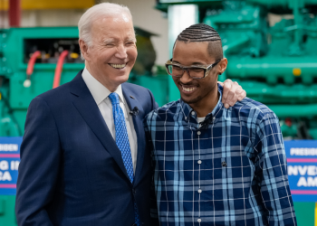 바이든, 물가둔화에 환호…”인플레 싸움 진전 중”